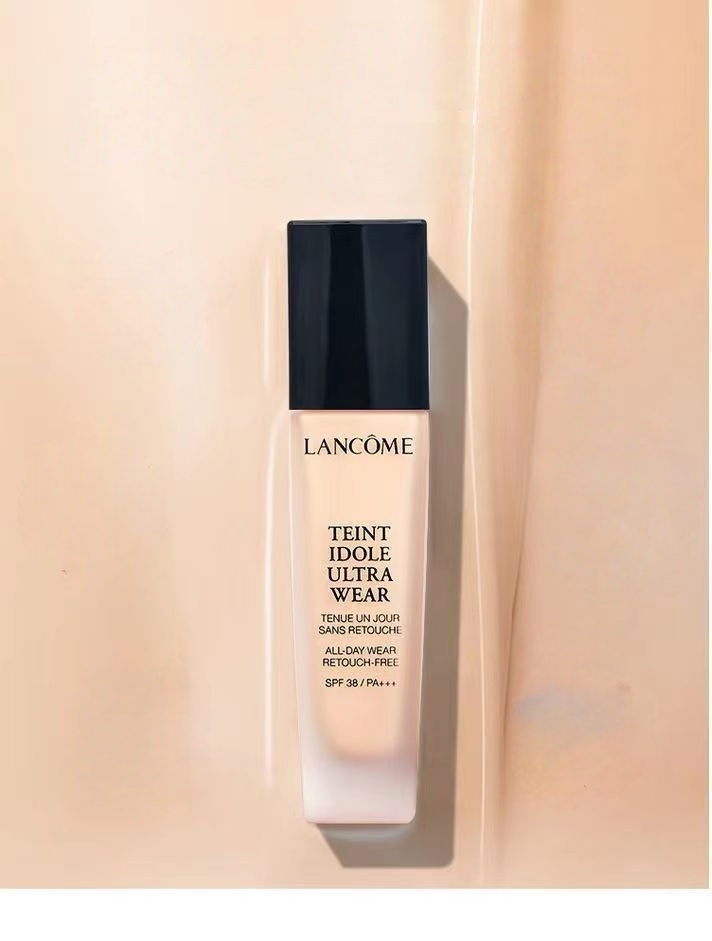 Lancome Makeup Holding liquid foundationPO-01